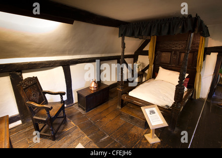 Warwickshire, Shottery Anne Hathaway Cottage Interieur, Hathaway Bett und Shakespeare umwerben Stuhl Stockfoto