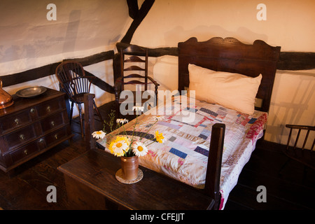 Warwickshire, Stratford on Avon, Shottery, Anne Hathaways Hütte innen, Bett mit Patchwork-Bettdecke Stockfoto