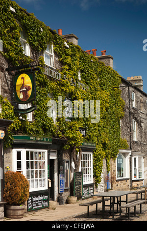 Großbritannien, England, Yorkshire, Leyburn, Marktplatz, Efeu verkleidete Front des historischen Black Swan Public House Stockfoto