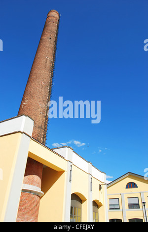 Alten, gemauerten Schornstein am blauen Himmel Stockfoto