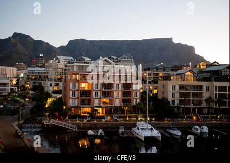 Frühen Abend Tafelberg vom Cape Grace Hotel an der Victoria und Alfred waterfront Stockfoto