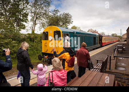 Leyburn, Yorkshire, England, UK-station, Wensleydale Eisenbahn Zug Ankunft am Bahnsteig Stockfoto