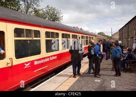 Leyburn, Yorkshire, England, UK-station, Fluggästen Wensleydale Eisenbahn Zug am Bahnsteig Stockfoto