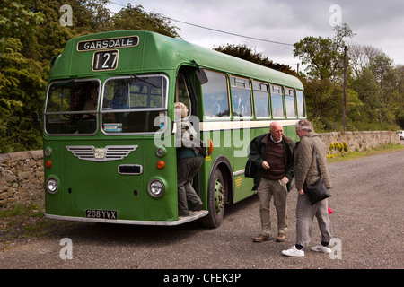 Großbritannien, England, Yorkshire, Redmire station, Wensleydale Bahnfahrgäste einsteigen in Bristol Oldtimerbus Stockfoto