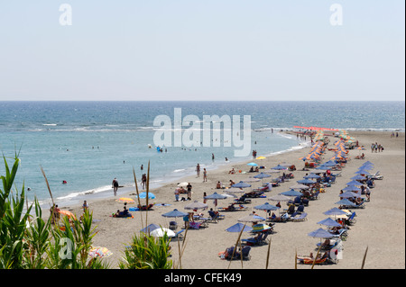 Menschen, die schwimmen und Sonnenbaden an den breiten weißen Sandstrand unterhalb der venezianischen Festung Frangokastello Stockfoto