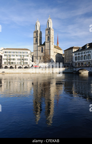 Grossmuenster Kirche Reflexion an der Limmat in Zürich Stockfoto