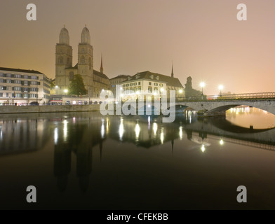 Blick auf Zürich und Altstadt reflektiert in der Limmat in der Nacht. Stockfoto