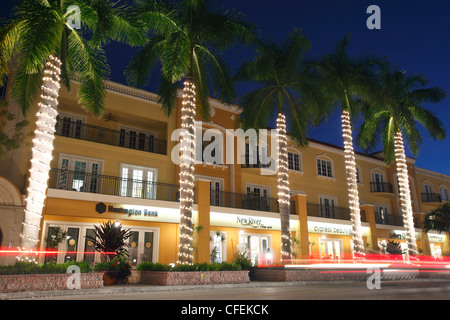 Palmen säumen die 5th Avenue in Naples, Florida, USA Stockfoto