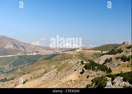 Kreta. Griechenland. Ansicht eines Windparks Turbine befindet sich hoch oben in der zentralen Chania Provinz über die Agia Irini-Tal. Stockfoto