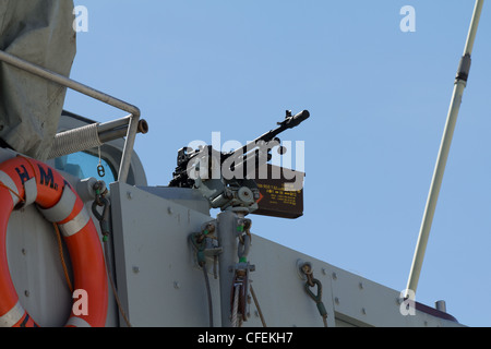 Ein Maschinengewehr auf der Seite eine britische Marine-Kriegsschiff Stockfoto
