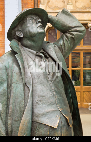 Statue von Sir John Betjeman in St. Pancras station in London.Designed und von Martin Jennings. Stockfoto