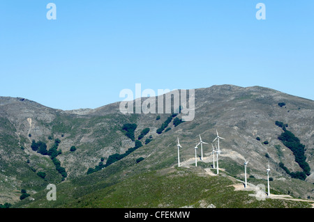 Kreta. Griechenland. Ansicht eines Windparks Turbine befindet sich hoch oben in der zentralen Chania Provinz über die Agia Irini-Tal. Stockfoto