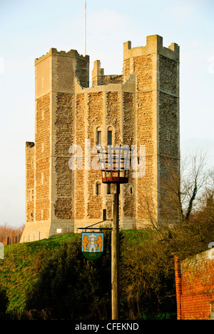 Orford Castle ist eine Burg im Dorf Orford, der Bergfried steht immer noch unter die Erde bedeckt bleibt, Suffolk, England, Stockfoto