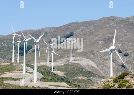 Kreta. Griechenland. Ansicht eines Windparks Turbine befindet sich hoch oben in der zentralen Chania Provinz über die Agia Irini-Tal. Stockfoto