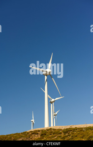 Kreta. Griechenland. Ansicht eines Windparks Turbine befindet sich hoch oben in der zentralen Chania Provinz über die Agia Irini-Tal. Stockfoto