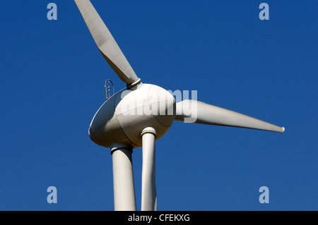 Kreta. Griechenland. Nahaufnahme einer Windkraftanlage liegt hoch oben in der zentralen Chania Provinz über dem Tal der Agia Irini. Stockfoto