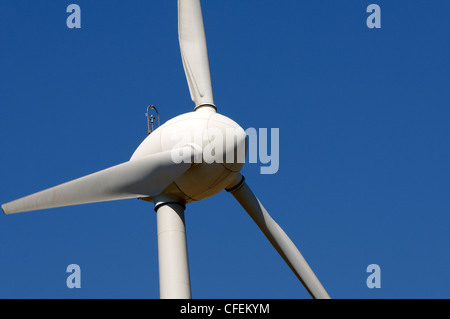 Kreta. Griechenland. Nahaufnahme einer Windkraftanlage liegt hoch oben in der zentralen Chania Provinz über dem Tal der Agia Irini. Stockfoto