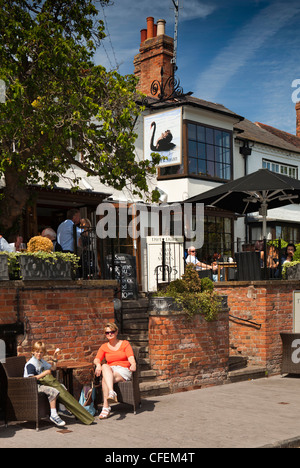 Warwickshire, Stratford on Avon, Southern Lane, Black Swan Public House – Dirty Duck pub Stockfoto