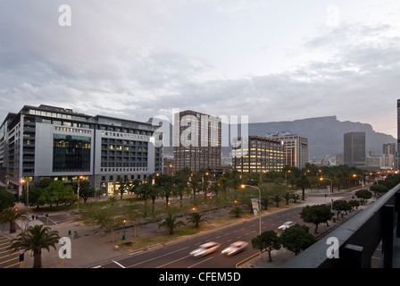 Die Heerengracht, Adderley Street, Hochhäuser und den Tafelberg in Kapstadt CBD Südafrika fotografiert in der Abenddämmerung Stockfoto