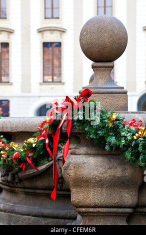 Detaillierte Aufnahme des Brunnens, dekoriert für Weihnachten, im Hof des Präsidentenpalastes, Prag, Tschechische Republik Stockfoto