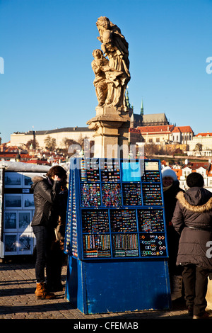 Ein Tourist Marktstand auf der Karlsbrücke, Prag, Tschechische Republik Stockfoto