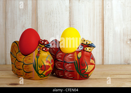 Zwei ostereier und bunte Holzhühner Stockfoto