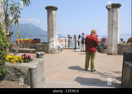 Die obere Gartenterrasse des Villa Rufolo bietet die herrliche Aussicht auf die Bucht von Salerno. Villa Rufolo stammt ursprünglich Stockfoto