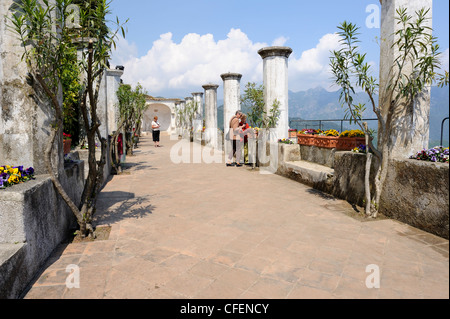 Die obere Gartenterrasse des Villa Rufolo bietet die herrliche Aussicht auf die Bucht von Salerno. Villa Rufolo stammt ursprünglich Stockfoto