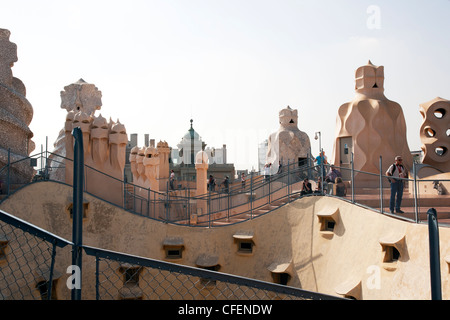 Das Wahrzeichen von Antoni Gaudi, die Schornsteine von Casa Mila La Pedrera Barcelona Katalonien Spanien Stockfoto