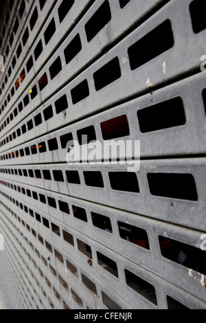 Perforierte Stahl Garage Sicherheits-Tür auf Perspektive Stockfoto