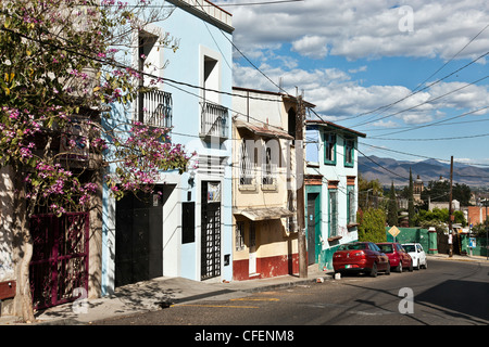 malerische Reihe von bunten Häuser säumen Panoramica del Fortin mit östlichen Berge in der Ferne Oaxaca de Juárez, Mexiko Stockfoto