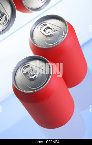 Rotes Getränk Dosen im Kühlschrank hautnah Stockfoto