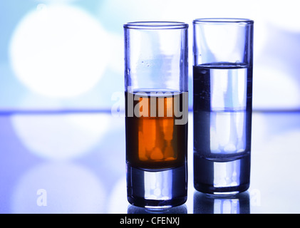Zwei Gläser von starkem Alkohol Stockfoto