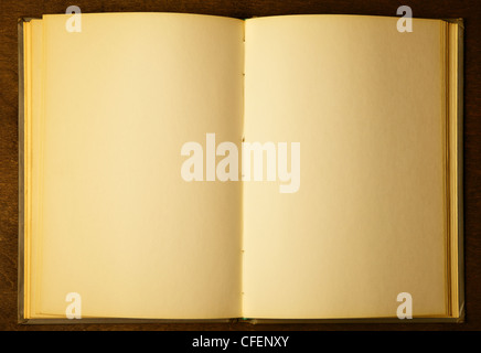 Buch mit leeren Seiten auf Holztisch eröffnet Stockfoto