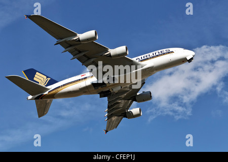 Ein riesiger Airbus A380 von Singapore Airlines bei der Abreise super-jumbo Stockfoto