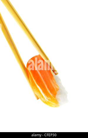 Sushi mit Stäbchen isoliert auf weißem Hintergrund Stockfoto