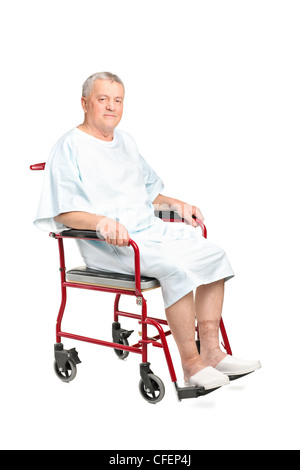 Ein senior Patient sitzt in einem Rollstuhl posing isoliert auf weißem Hintergrund Stockfoto