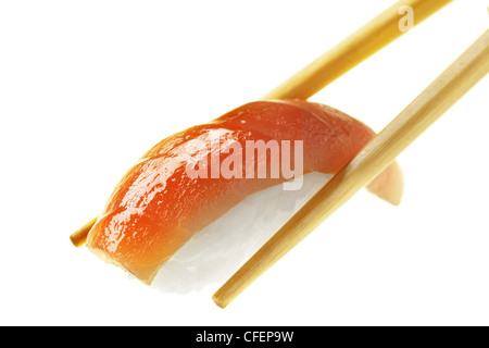 Sushi mit Stäbchen isoliert auf weißem Hintergrund Stockfoto