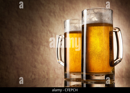 Bier in Glas auf einem alten Stein Stockfoto