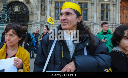 Paris, Frankreich, Anti-Atomkraftaktivisten demonstrieren zum Jahrestag der Katastrophe von Fukushima, Portrait Senior man Holding unterzeichnen hochrangige Aktivistengruppe Stockfoto