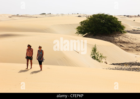 Deserto de Viana, Boa Vista, Kap Verde Inseln. Ansicht von zwei Frauen Touristen barfuss laufen auf heißen leeren Wüste Sanddünen Stockfoto