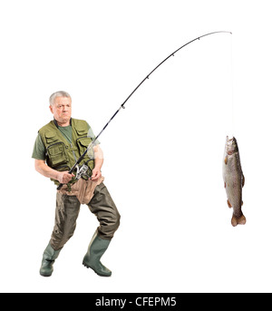 In voller Länge Portrait von einem Reifen Fischer fangen einen Fisch isoliert auf weißem Hintergrund Stockfoto