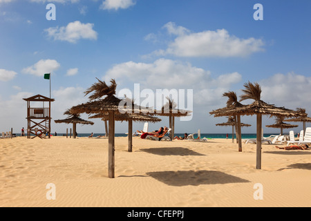 Praia de Chaves, Boa Vista, Kap Verde Inseln. Resort-Sonnenschirme und Menschen Sonnenbaden am Sandstrand im Februar Stockfoto