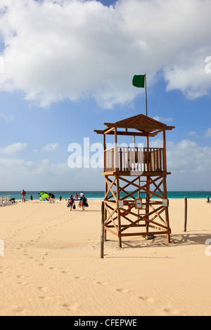 Grüne Flagge auf Küstenwache Suche am Sandstrand an der Atlantikküste Praia de Chaves Boa Vista Kapverdische Inseln Stockfoto