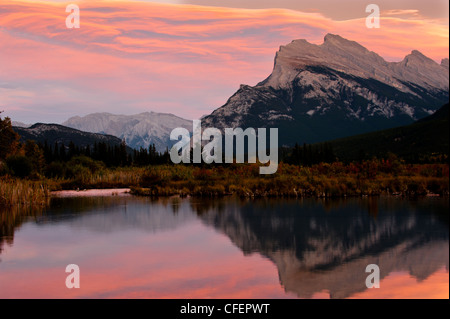 Abend Wolken über Mount Rundle außerhalb von Banff, Alberta, Kanada. Stockfoto