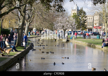 Das Dorf von Bourton-on-the-Water in Gloucestershire England Cotswolds Area of Outstanding Natural Beauty Stockfoto