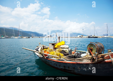 Kefalonia, griechische Insel, Griechenland, typische alte Rudern Fischerboot vor Anker im Dock im Hafen warten auf die Flut Stockfoto