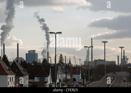 Rauch aus den Schornsteinen von einer chemischen Fabrik, Deutschland. Stockfoto