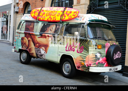 VW Camper Van geparkt außen Store für Werbung genutzt. Stockfoto