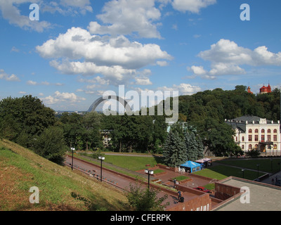 Blick auf der Menschen Friendship Arch, Kiew, Ukraine, und der nationalen Philharmonischen Gesellschaft der Ukraine auf der rechten Seite Stockfoto